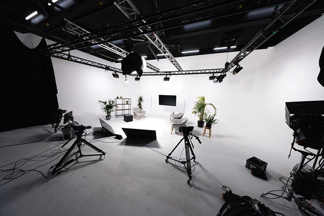 Weiße Hohlkehle der Westside Studios Frankfurt mit Licht- und Kameratechnik